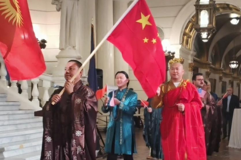 代表团身着唐密法衣参加文化巡游